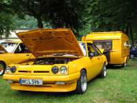 Opel Manta B mit Wohnwagen